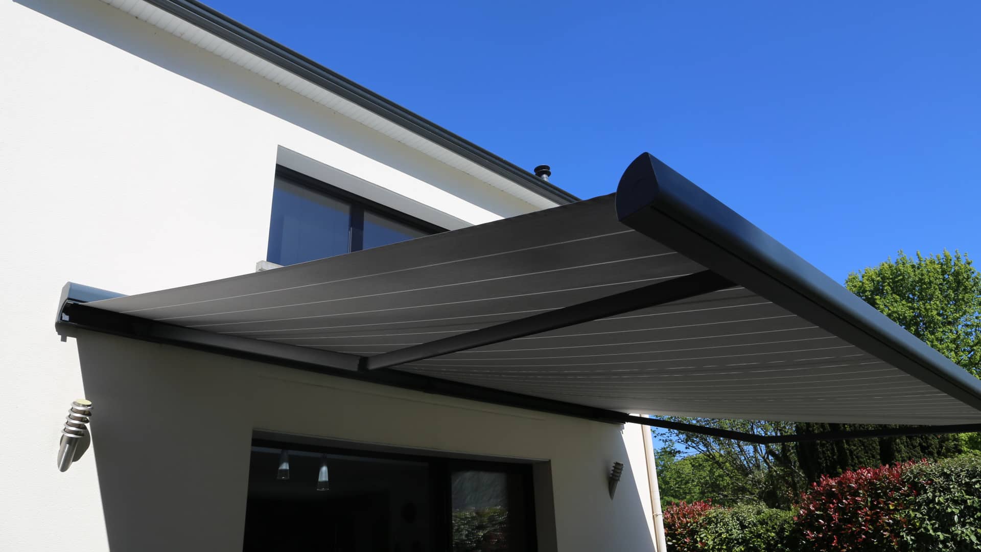 Installer un store enrouleur vertical extérieur pour pergola