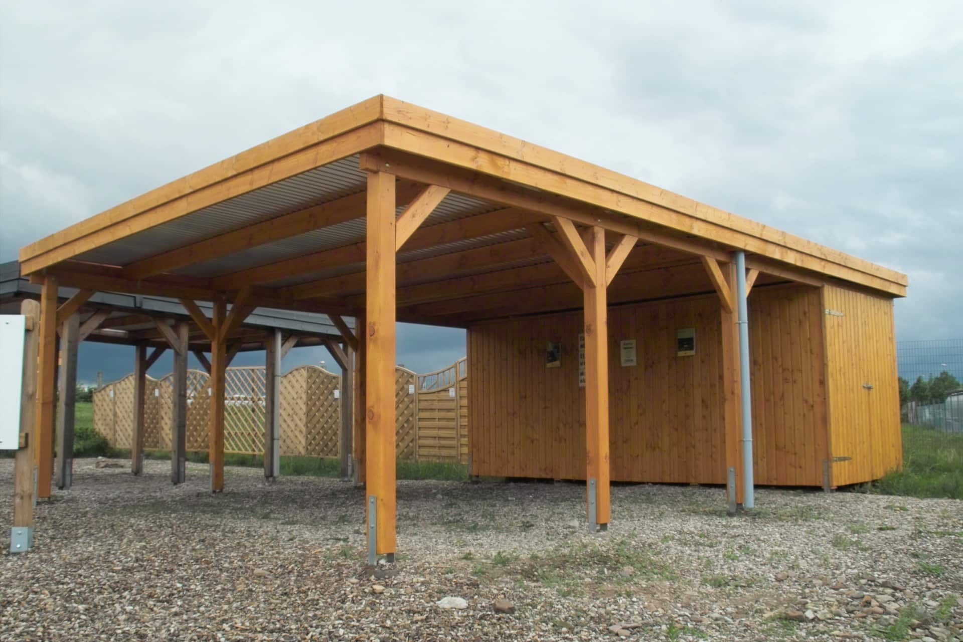 Carport avec abri de jardin intégré : les avantages